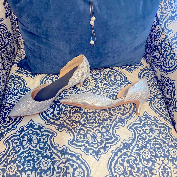 BEAUTIFUL! Worn 15 minutes only - Picture 2 of 5